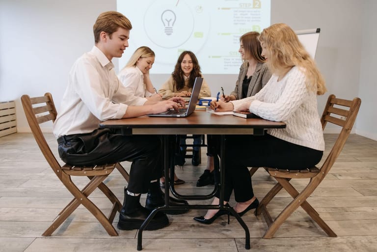 Prompt Akpro Lab: a team meeting in an office