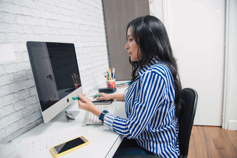 Sensor Codrix Neo: an analyst at a desk with two monitors