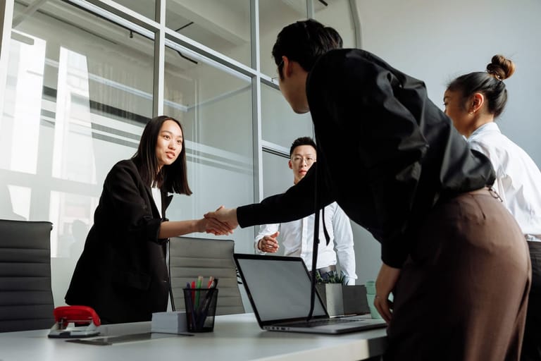 Sensor Imitrex Nx: two people shaking hands