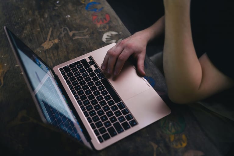 Snap Manerix +X: working on a laptop at a desk