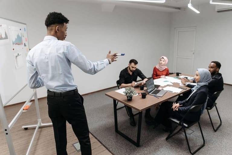 Stake Lispro Neo: a team meeting in an office